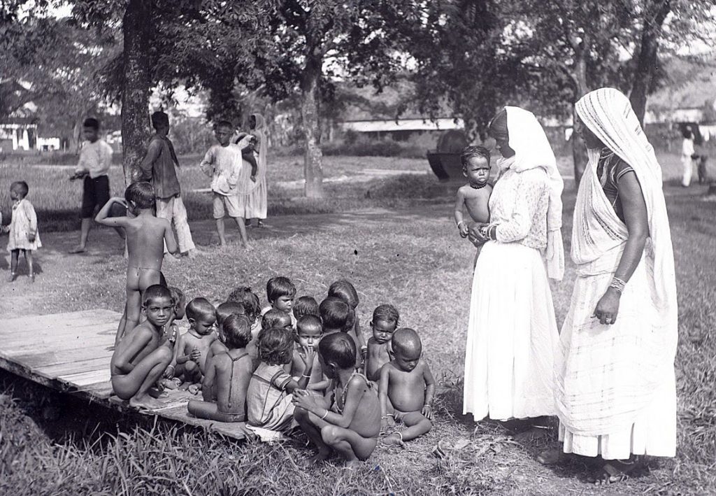 Ook door de kindertehuizen werden later weeskinderen opgenomen. Hier een groepje (wees)kinderen met enkele begeleidsters van Kindertehuis Alkmaar (opgericht in 1916). Foto: Augusta Curiel.